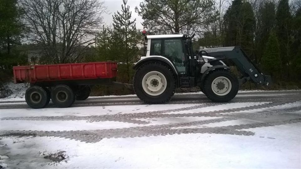 Valkoinen traktori ja peräkärry