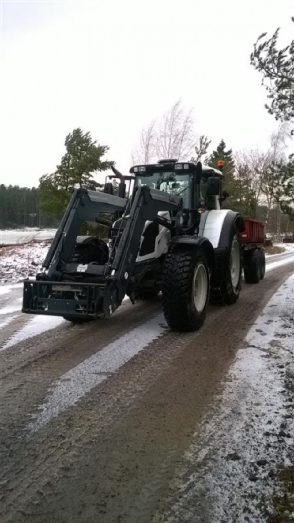 Kaivuu ja kuljetus P & T Mäkelän traktori